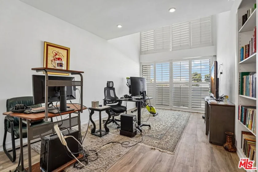 325 N Oakhurst Drive #PH2 photo 23
