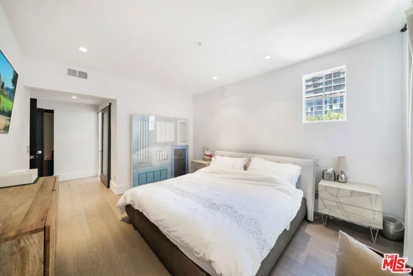 960 N Doheny Drive #301 photo 25