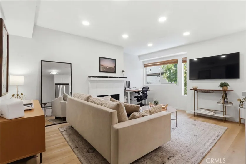2147 N Beachwood #4 photo 2