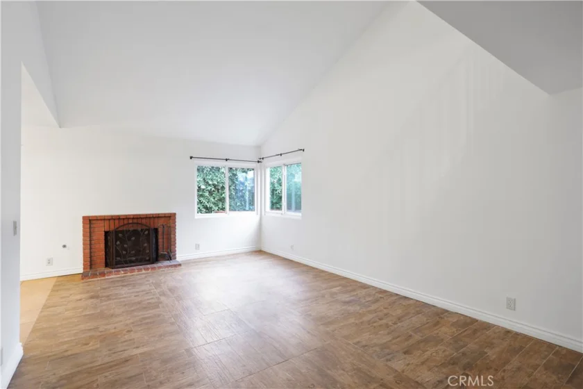 1676 Sumac photo 2