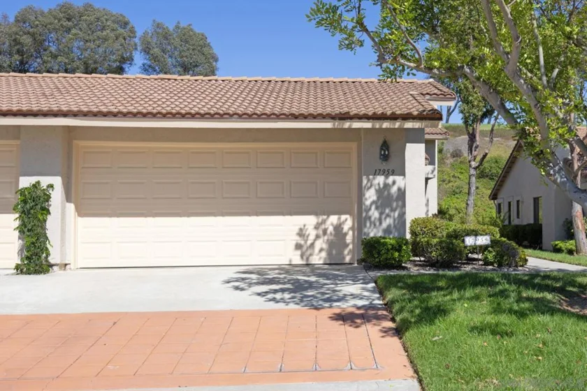 17959 Avenida Alozdra photo 3