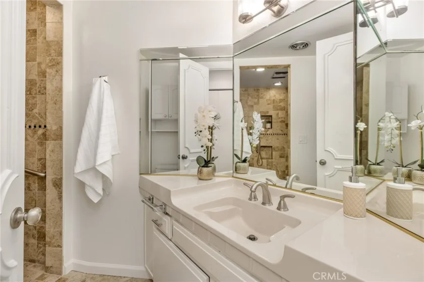 5216 Yarmouth Avenue #105 photo 21