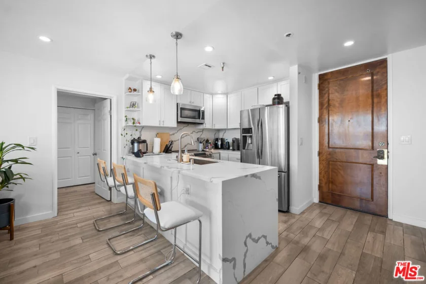 121 S Hope Street #517 photo 56