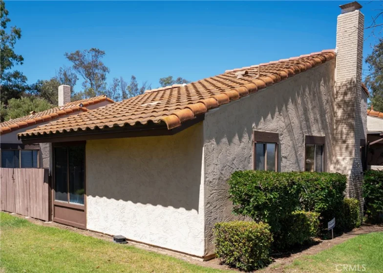 2055 Earl Glen photo 40