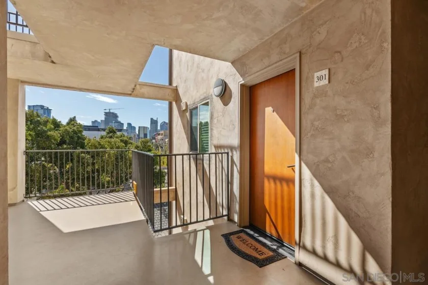 801 W Hawthorn Street #301 photo 2