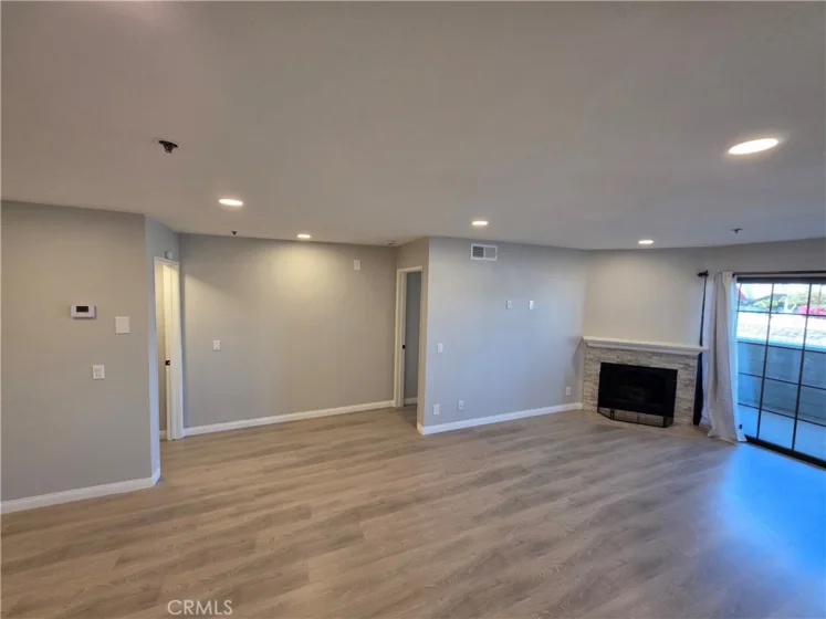 6545 Reseda photo 2