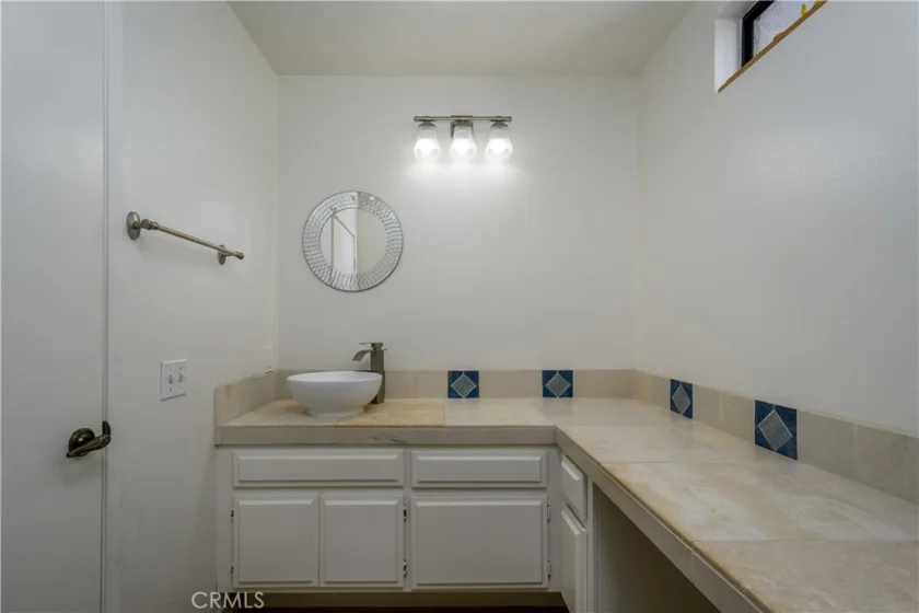 1352 N Mako photo 18