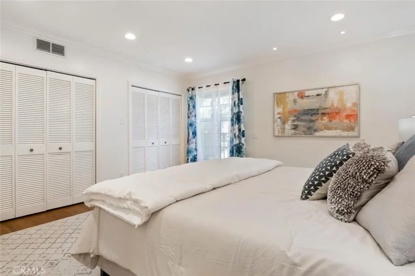 15248 Dickens Street #102 photo 27