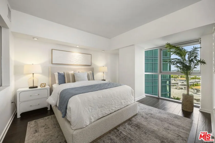 13700 Marina Pointe Drive #809 photo 18