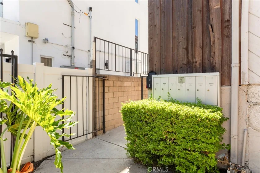 6847 Haskell Avenue #1 photo 4