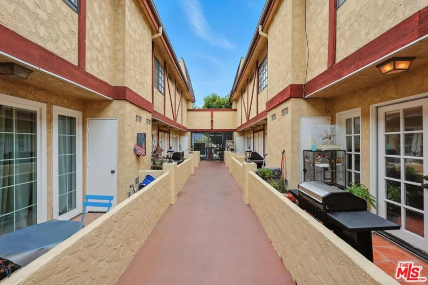 7422 Hazeltine Avenue #3 photo 32