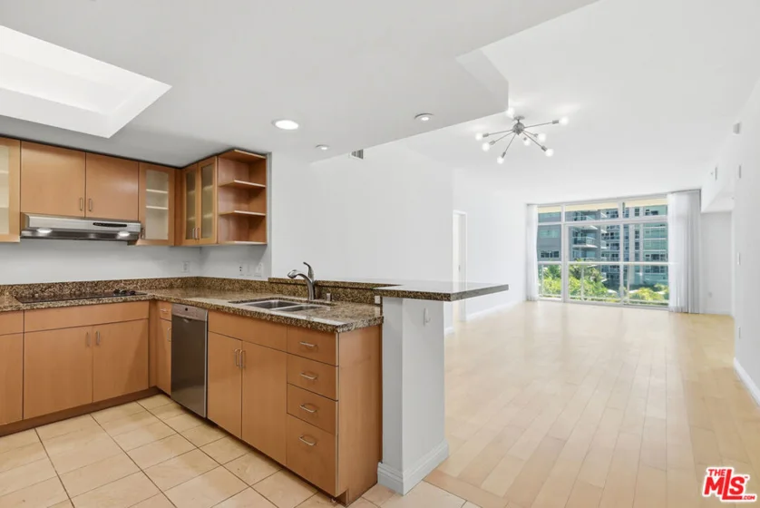 13700 Marina Pointe Drive #630 photo 2