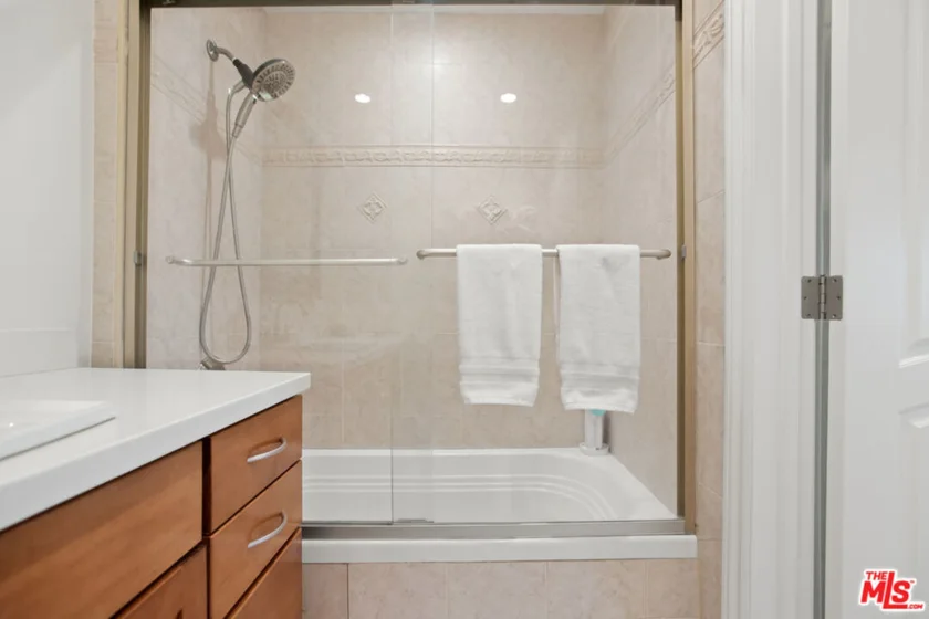 1426 N Laurel Avenue #110 photo 26