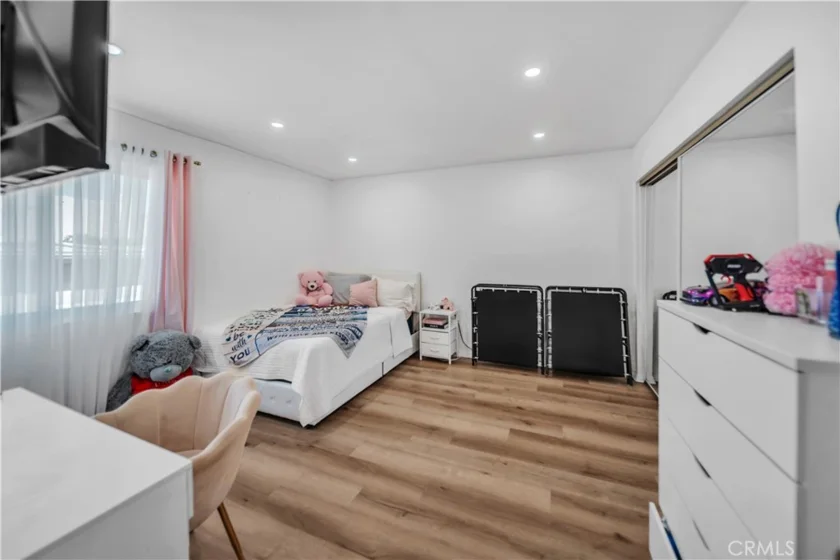 13412 Burbank photo 16