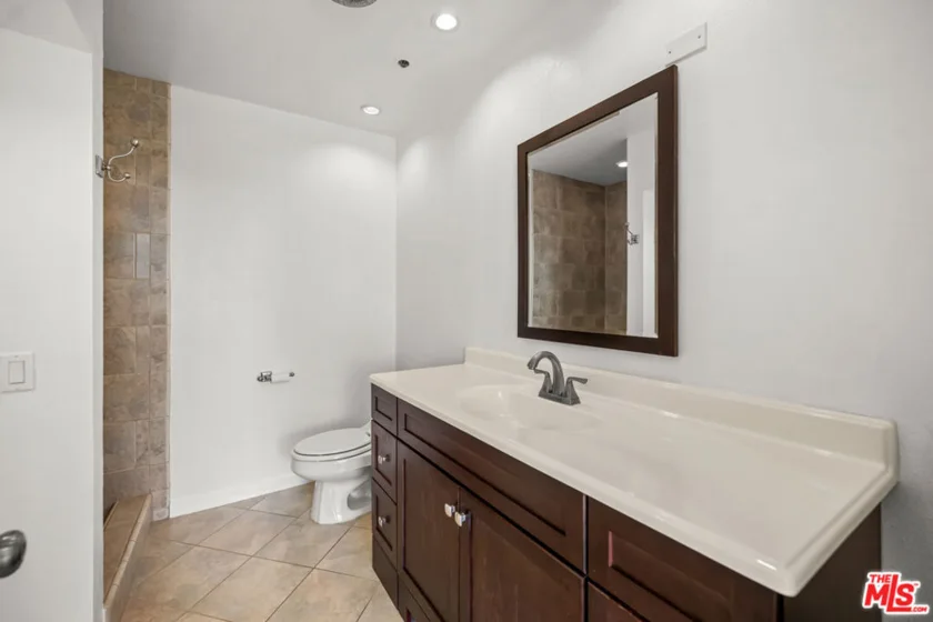 121 S Hope Street #518 photo 15