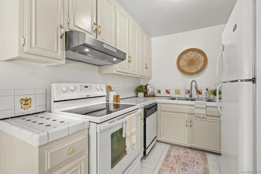 1725 Regency Way #C photo 3