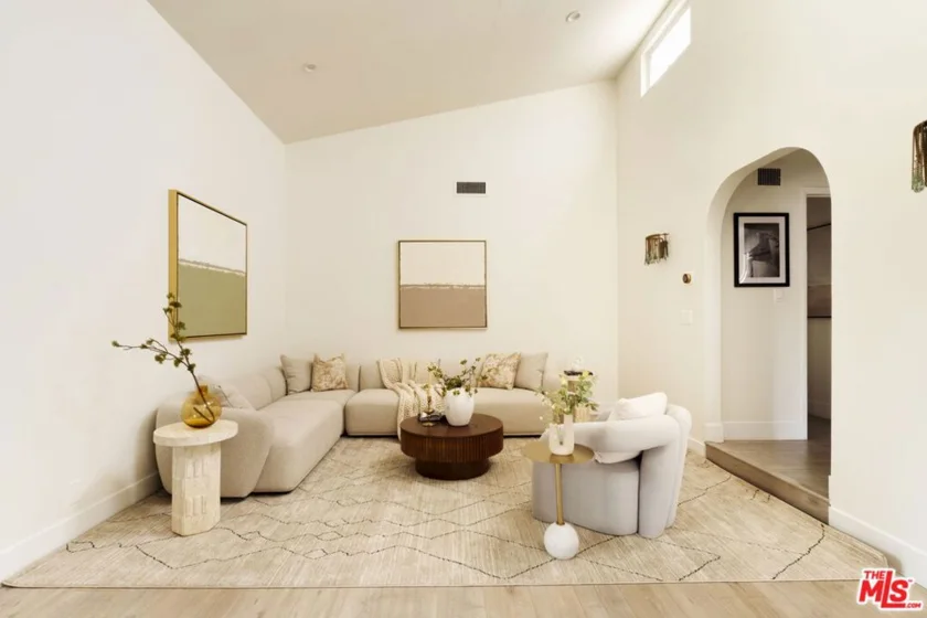 8455 Fountain Avenue #504 photo 2