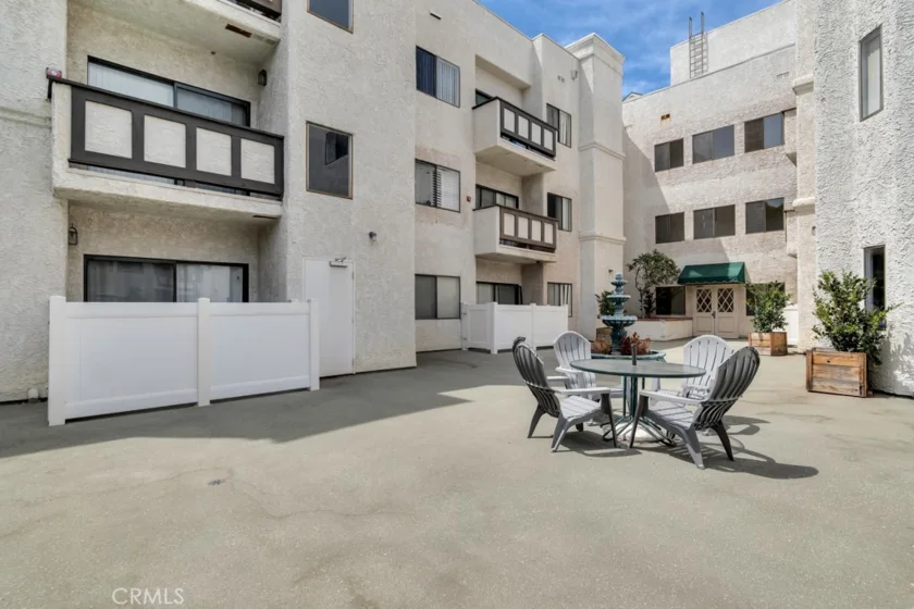17914 Magnolia Boulevard #121 photo 33