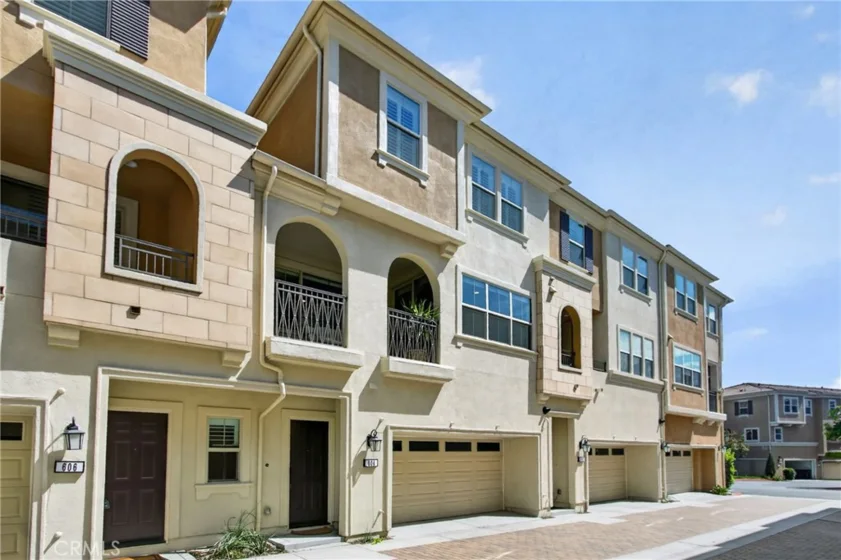 604 White Oaks photo 1