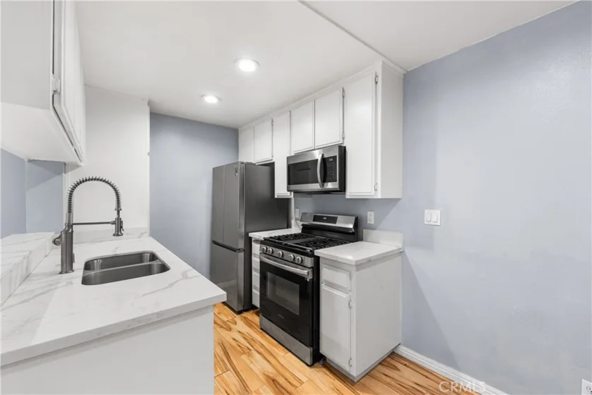 5500 Lindley #106 photo 11