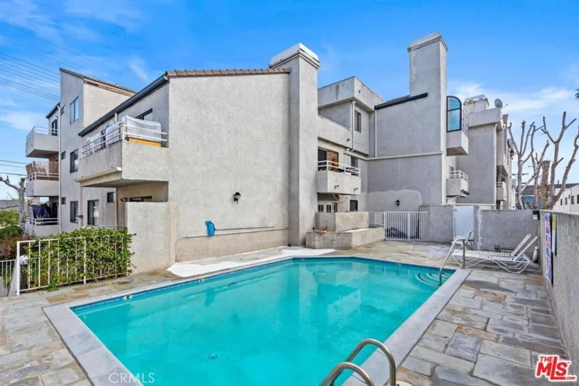 17800 Burbank #204 photo 20