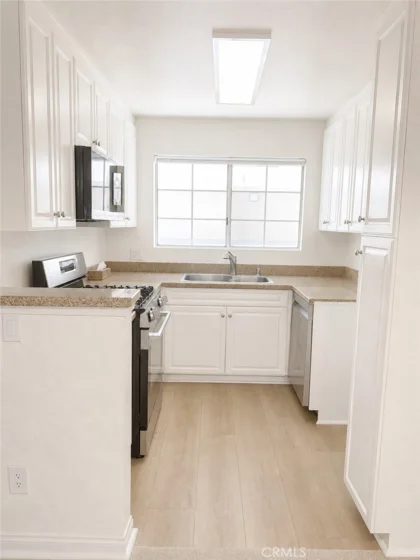 5535 Canoga #210 photo 2