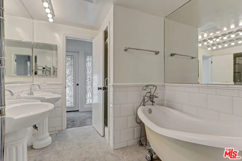23904 De Ville Way #D photo 14