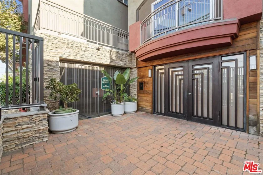 11124 Burbank Boulevard #212 photo 1