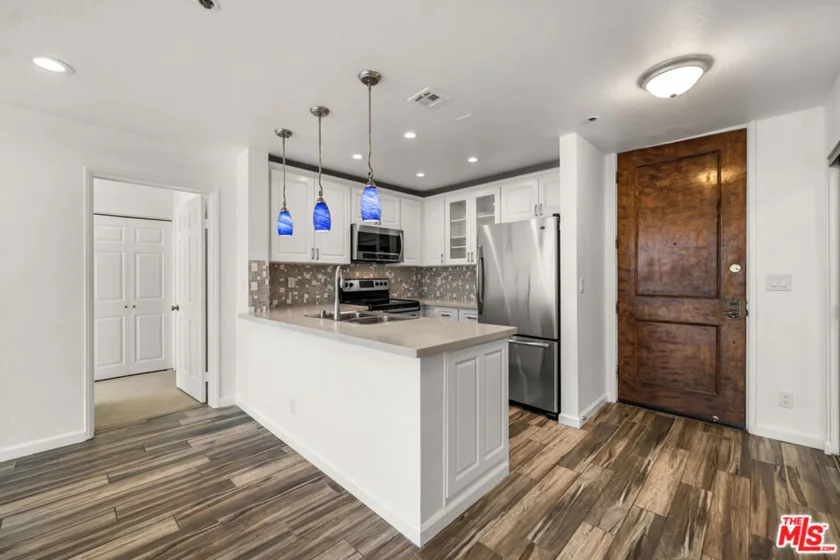 121 S Hope Street #518 photo 45