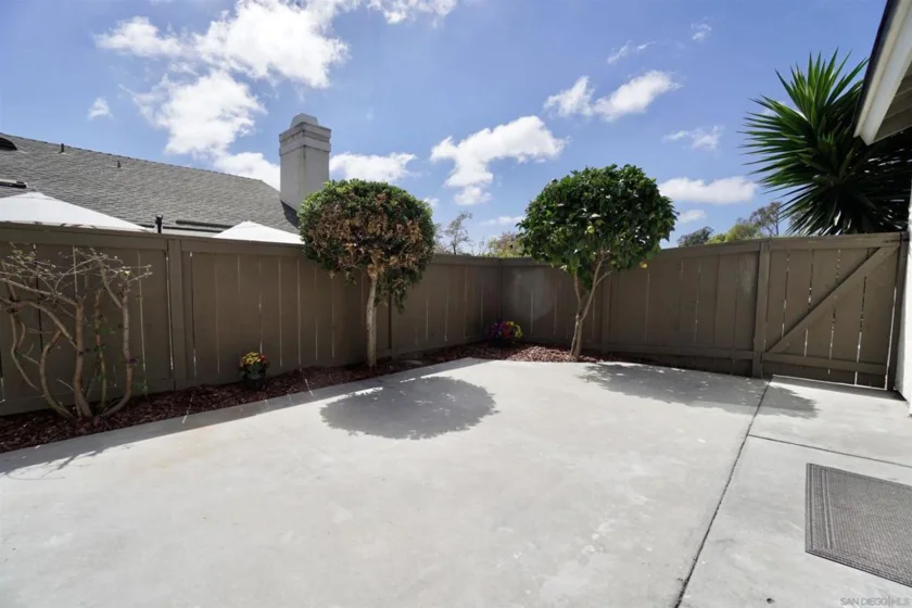 2877 Sanford Lane photo 22