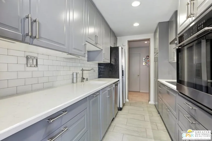 848 N Kings Road #102 photo 17