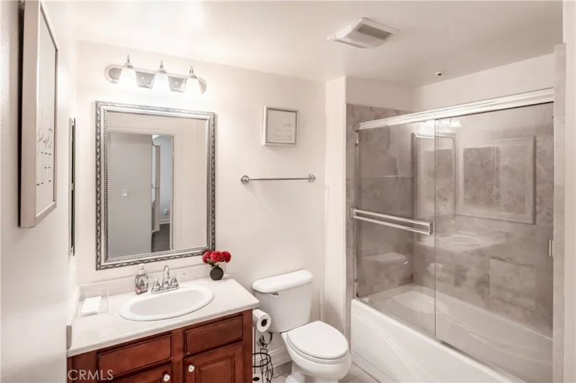 14242 Burbank #307 photo 25