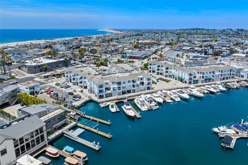2600 Newport photo 35