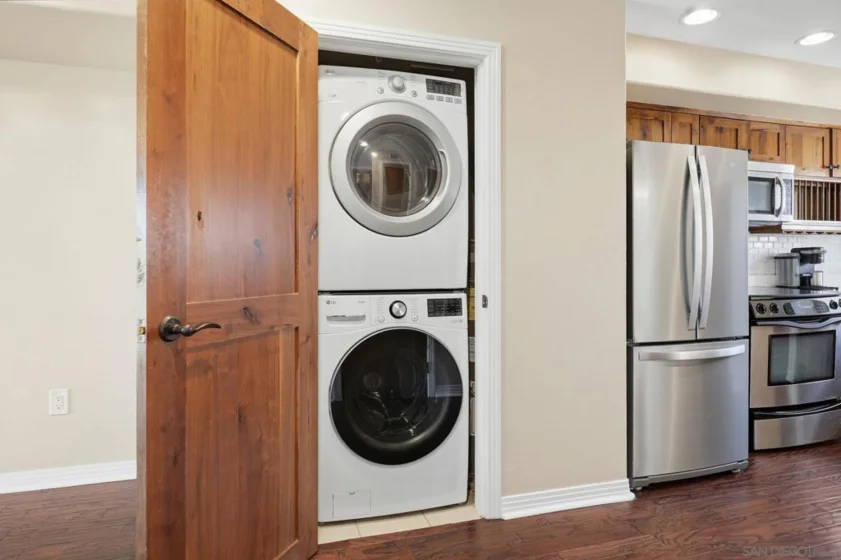 801 W Hawthorn #406 photo 22