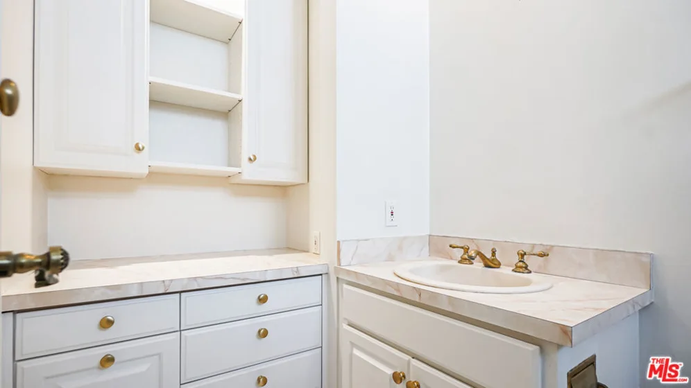 1220 Roxbury Drive #302 photo 37