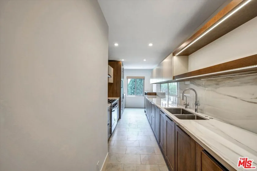 439 N Doheny Drive #204 photo 13