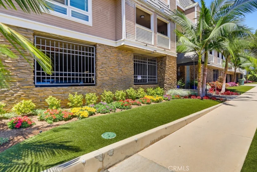 1355 Loma Avenue #311 photo 35