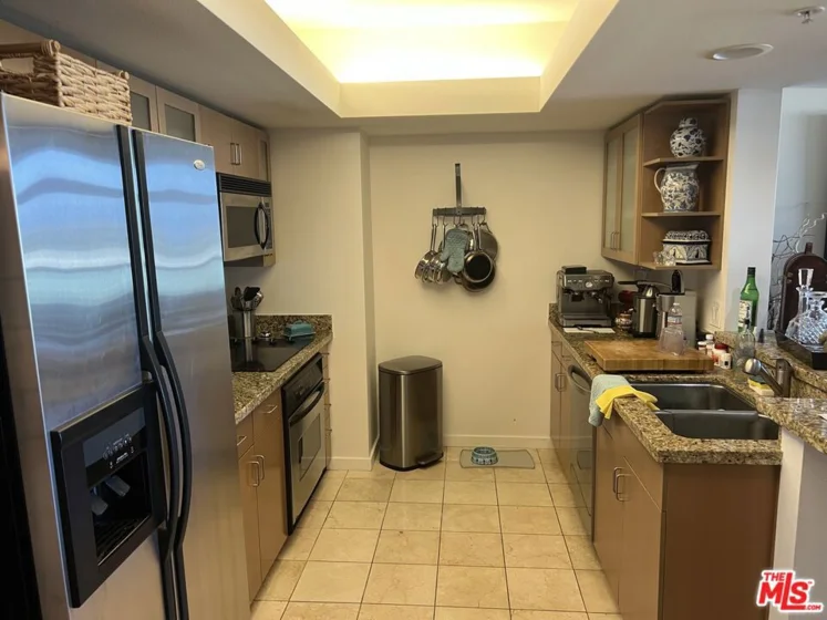 13700 Marina Pointe Drive #722 photo 7