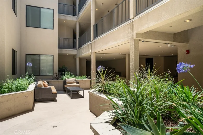 230 S Jackson #206 photo 15