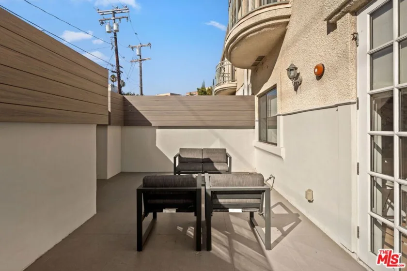 241 S Lasky Drive photo 12