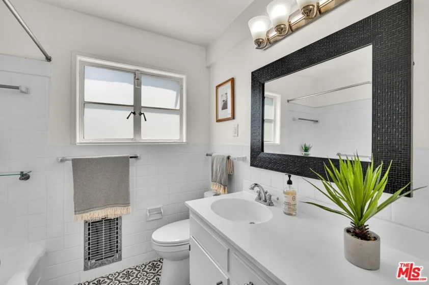 5226 Village Green photo 18