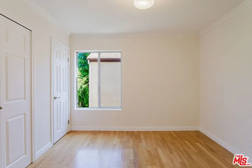 14980 Victory Boulevard #201 photo 16