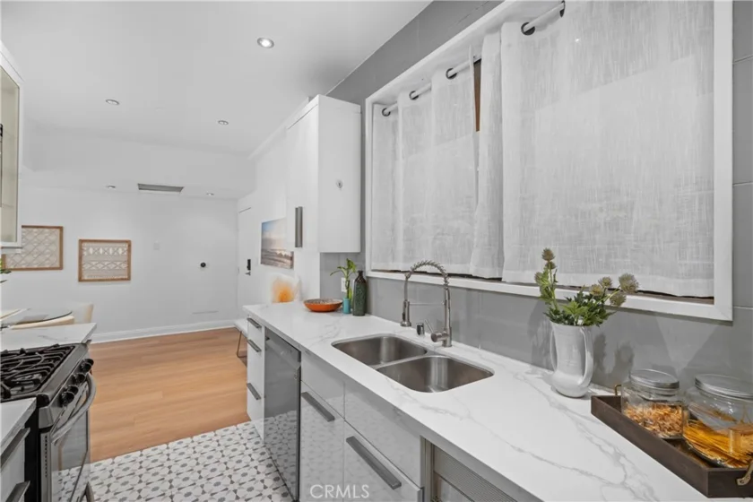 828 N Hudson Avenue #106 photo 22