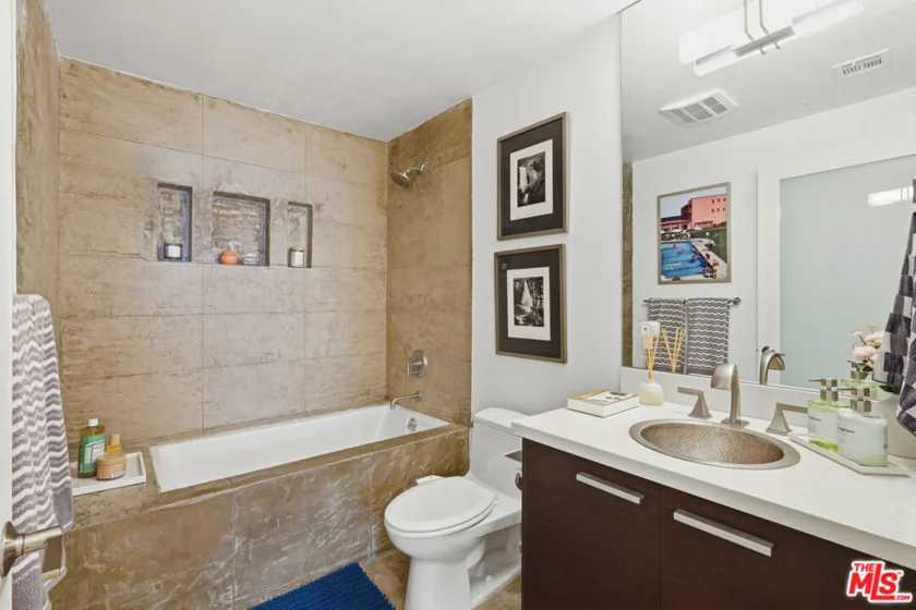 1050 N Gardner Street #3 photo 23