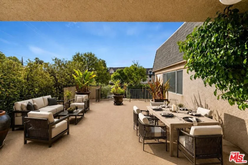 2385 Roscomare Road #D17 photo 4
