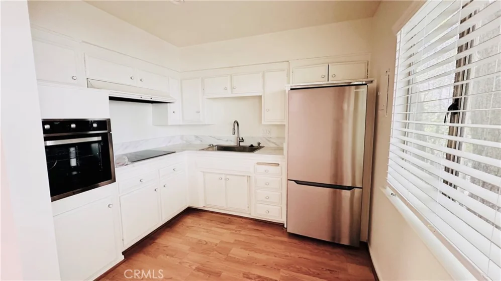 239 S Barrington Avenue #F8 photo 20