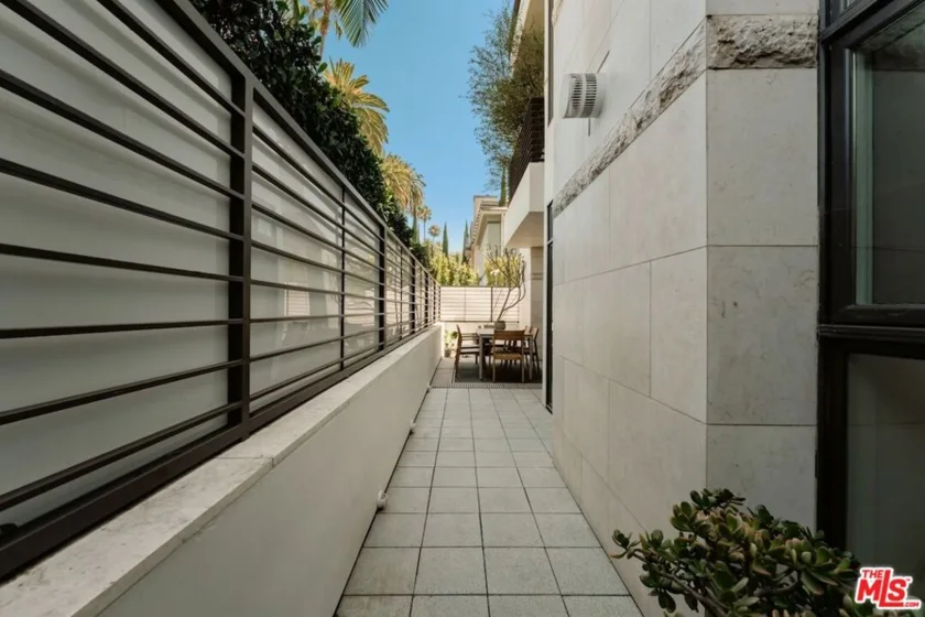447 N Doheny Drive #101 photo 29
