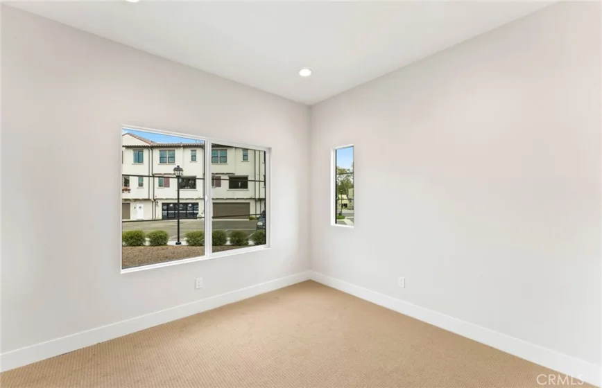 100 Pickwick Lane photo 2