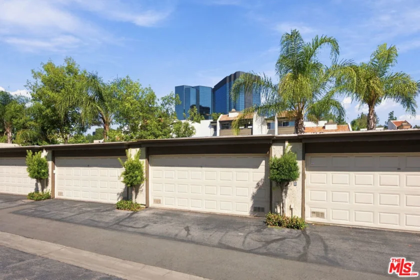 5800 Owensmouth Avenue #76 photo 32