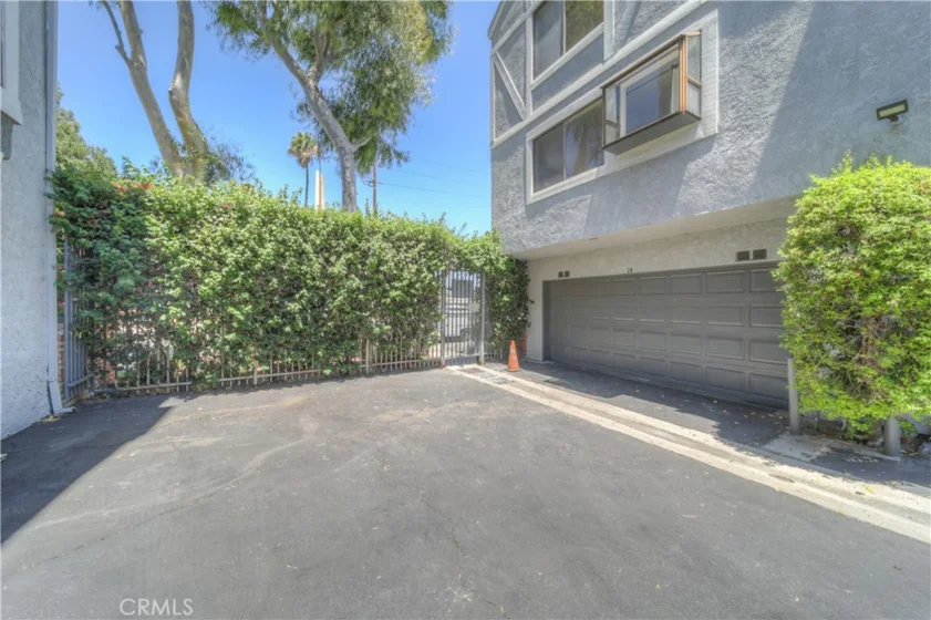 18100 Burbank #14 photo 34